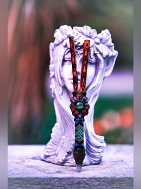 Four Visions Handcrafted Yawanawa Kuripe - Hapé Applicator - Beaded Bamboo